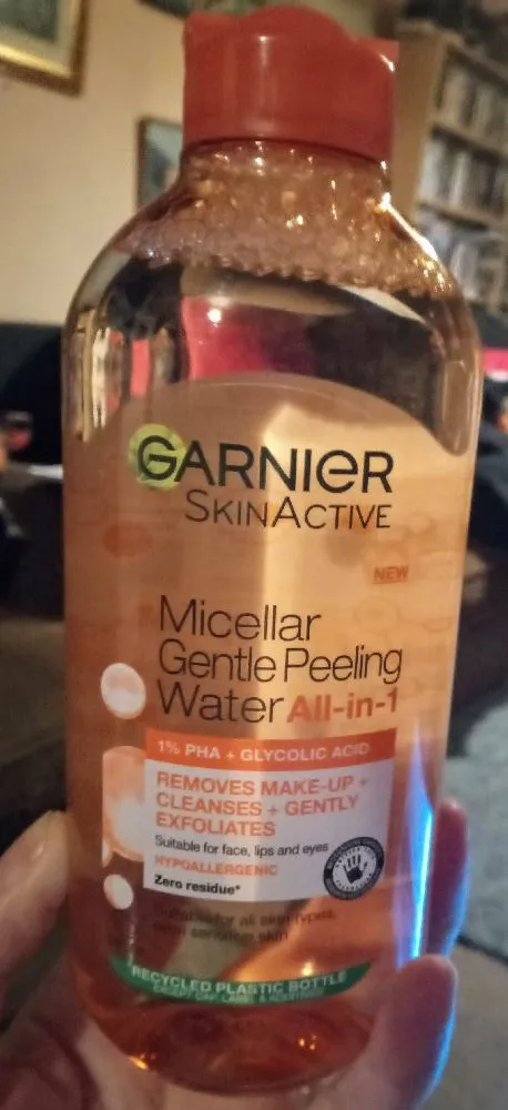 Garnier Micellar Gentle Peeling Water All in 1 contains