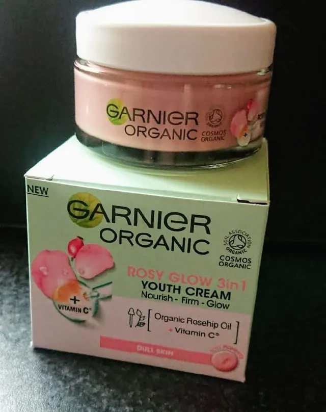 I got this lovely cream Rosehip oil and vitamin C in a