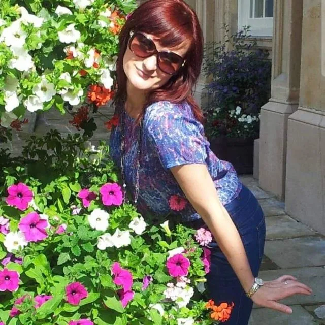 I love sunshine and flowers. And posing, of course 😉😛❤️