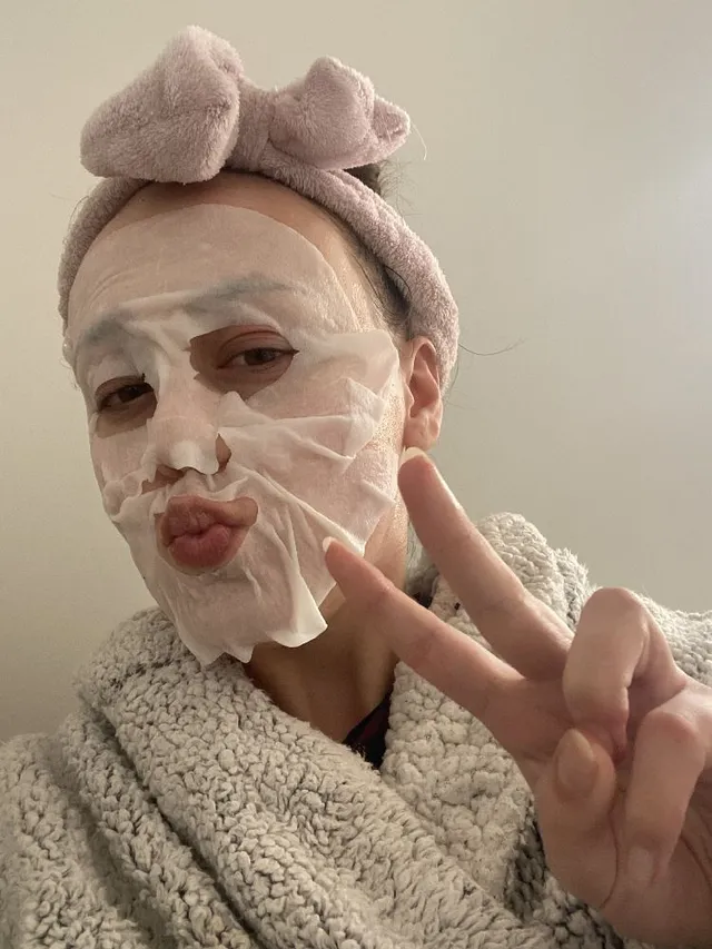 Pamper time! How do people take cute selfies with face masks